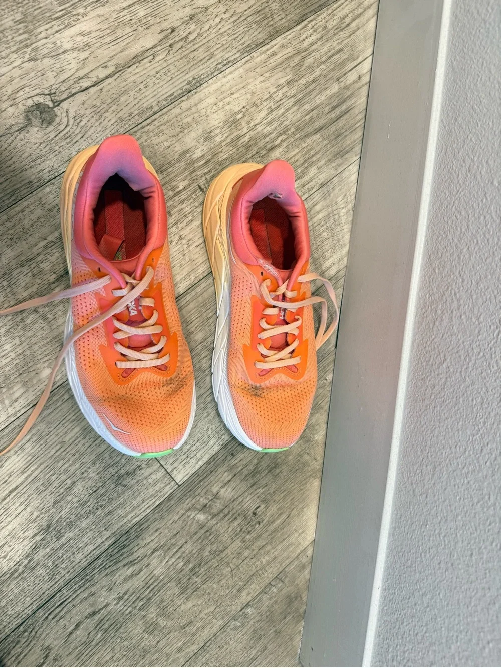 HOKA Arahi 7 Women’s Stability Running Shoes Coral Peach Size 8.5